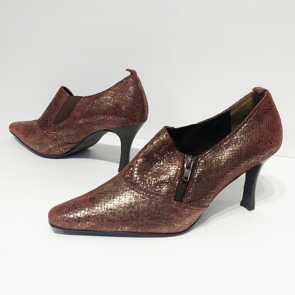 3/$15 NWOT Burgundy Snakeskin Ankle Booties/Heels